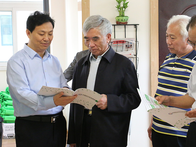 5月25日，北京大學(xué)原副校長(cháng)林鈞敬等一行來(lái)到鶴壁科達學(xué)校指導工作