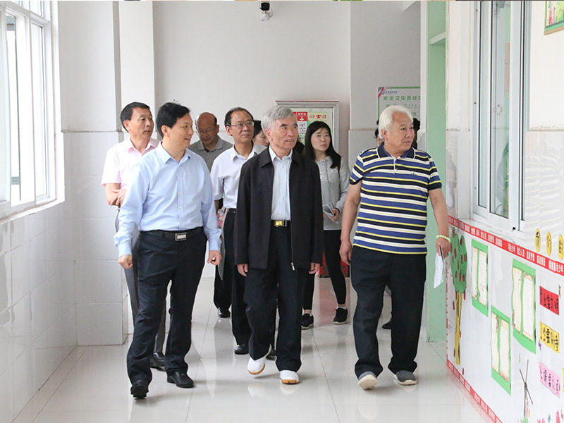 5月25日，北京大學(xué)原副校長(cháng)林鈞敬等一行來(lái)到鶴壁科達學(xué)校指導工作