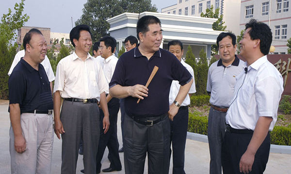 2016原河南省副省長(cháng)、現河南省民辦教育協(xié)會(huì )會(huì )長(cháng)賈連朝（右一）與出席省四屆三次代表大會(huì )的科達代表在一起。