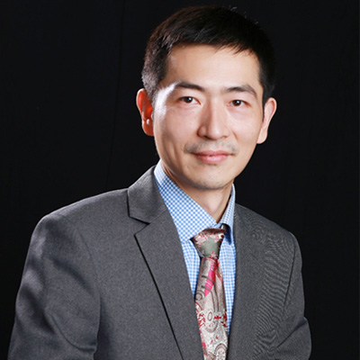 　　馬九克  　　中學(xué)物理特級教師，全國優(yōu)秀教師，上海教育年度十大新聞人物。教育部校長(cháng)培訓中心培訓專(zhuān)家，教育部教育信息化課堂標準制定組專(zhuān)家，華東師大慕課中心兼職教授，華東師大網(wǎng)絡(luò )學(xué)院特聘專(zhuān)家。