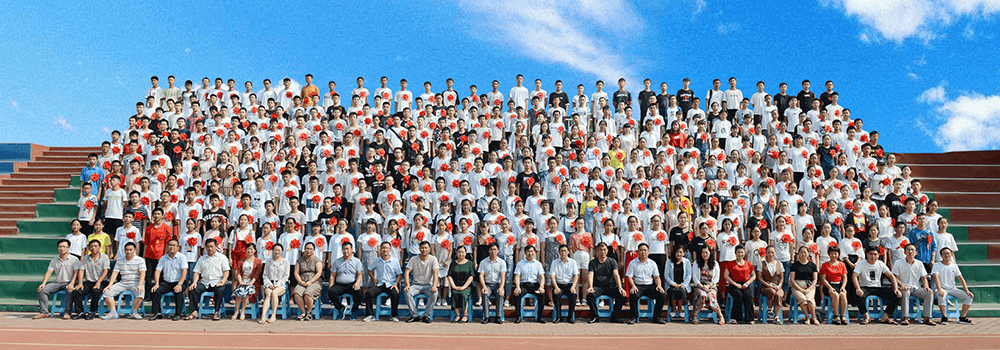 2018年中考被?？h一中錄取的364名科達學(xué)子齊聚一堂合影留念