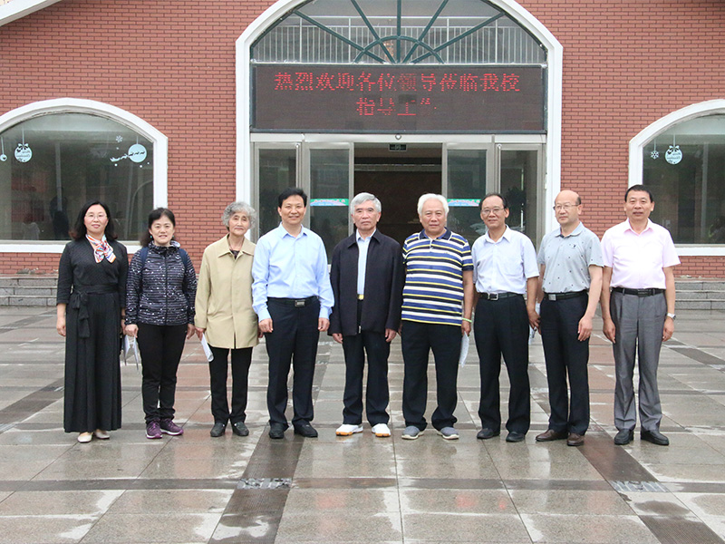 5月25日，北京大學(xué)原副校長(cháng)林鈞敬等一行來(lái)到鶴壁科達學(xué)校指導工作